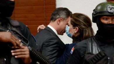Jean Alain Rodríguez is hugged by his wife after being favored with house arrest (Photo Listín Diario)